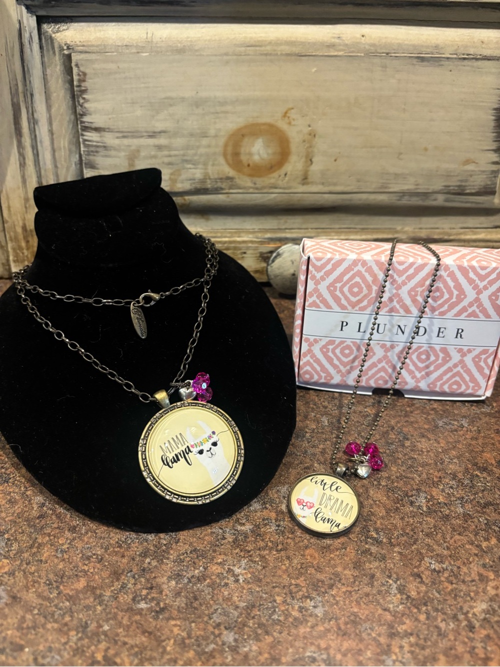 ⭐️Plunder Gold-Tone Pendant mother daughter Necklace set Drama Llama